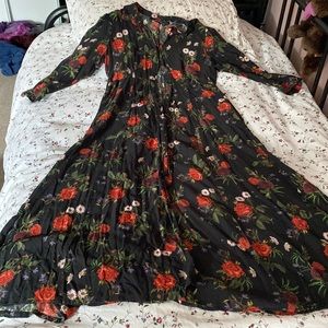 Only worn twice super cute long floral dress with pockets!